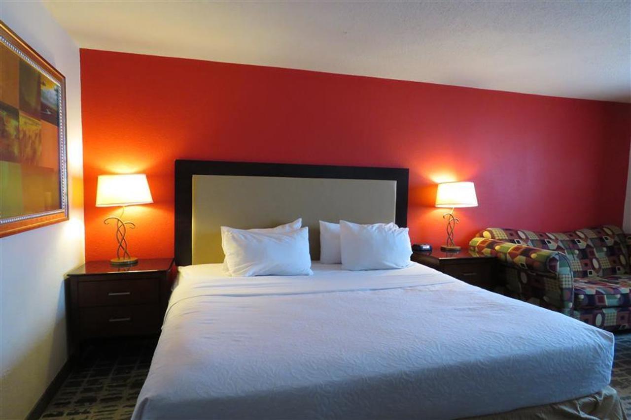 Baymont By Wyndham Ferndale/Royal Oak Hotel Eksteriør billede